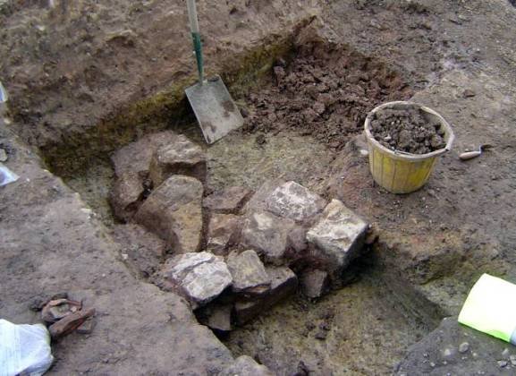 Collapsed stone walling of the later-phase building