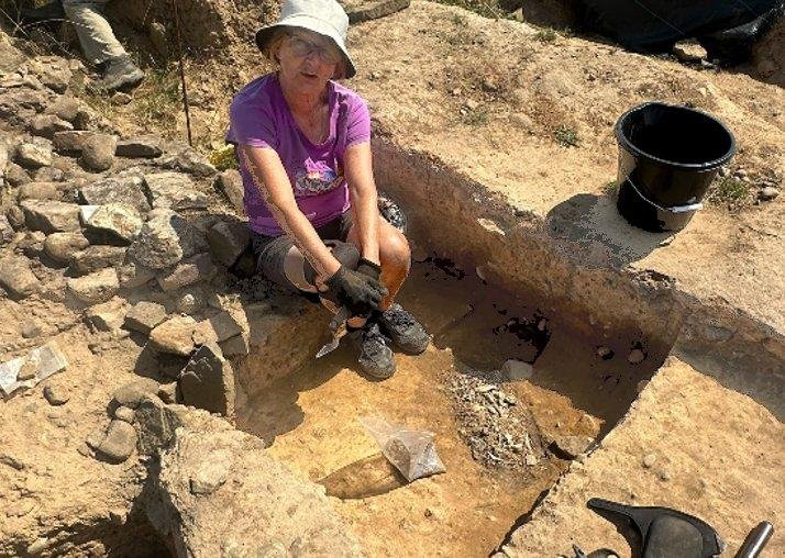 The sixth cremation burial under excavation