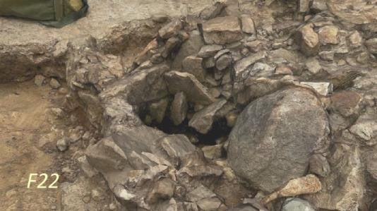 F22, the stone box-like feature