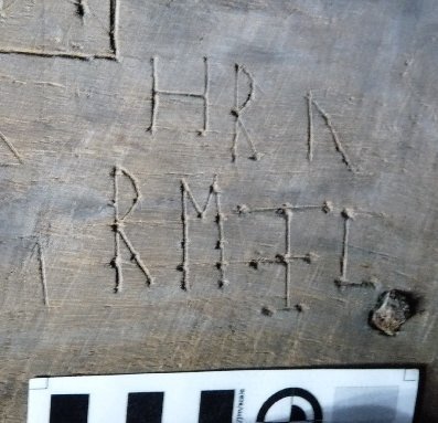 Engraved letters ‘H R’ – with inverted V shape