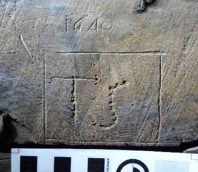 Engraved letters ‘H R’ – with inverted V shape