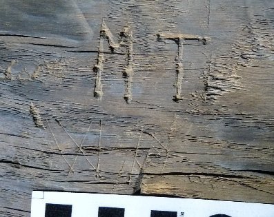 Engraved letters ‘H R’ – with inverted V shape