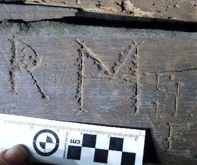 Engraved letters ‘H R’ – with inverted V shape