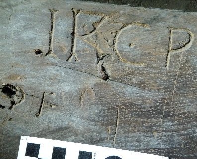 Engraved letters ‘R M’ – boxed with dots